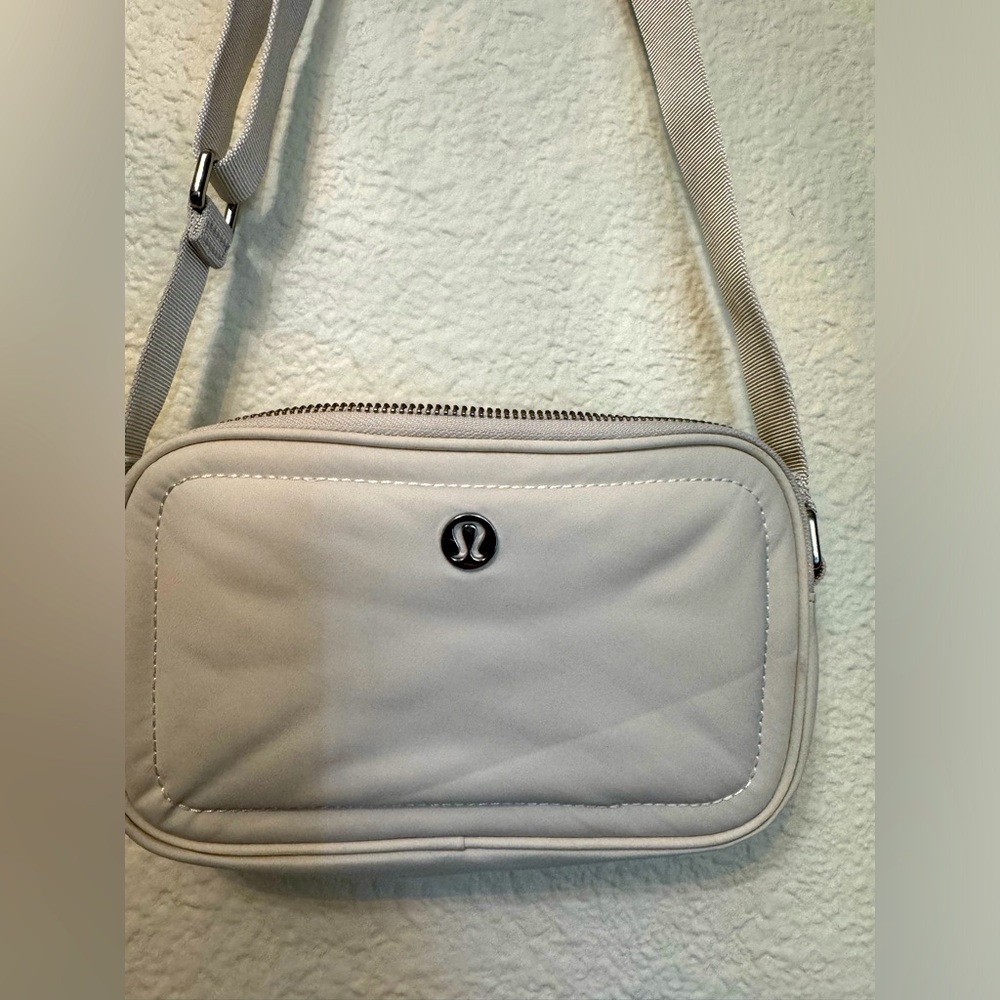 White lululemon shoulder bag 🤍